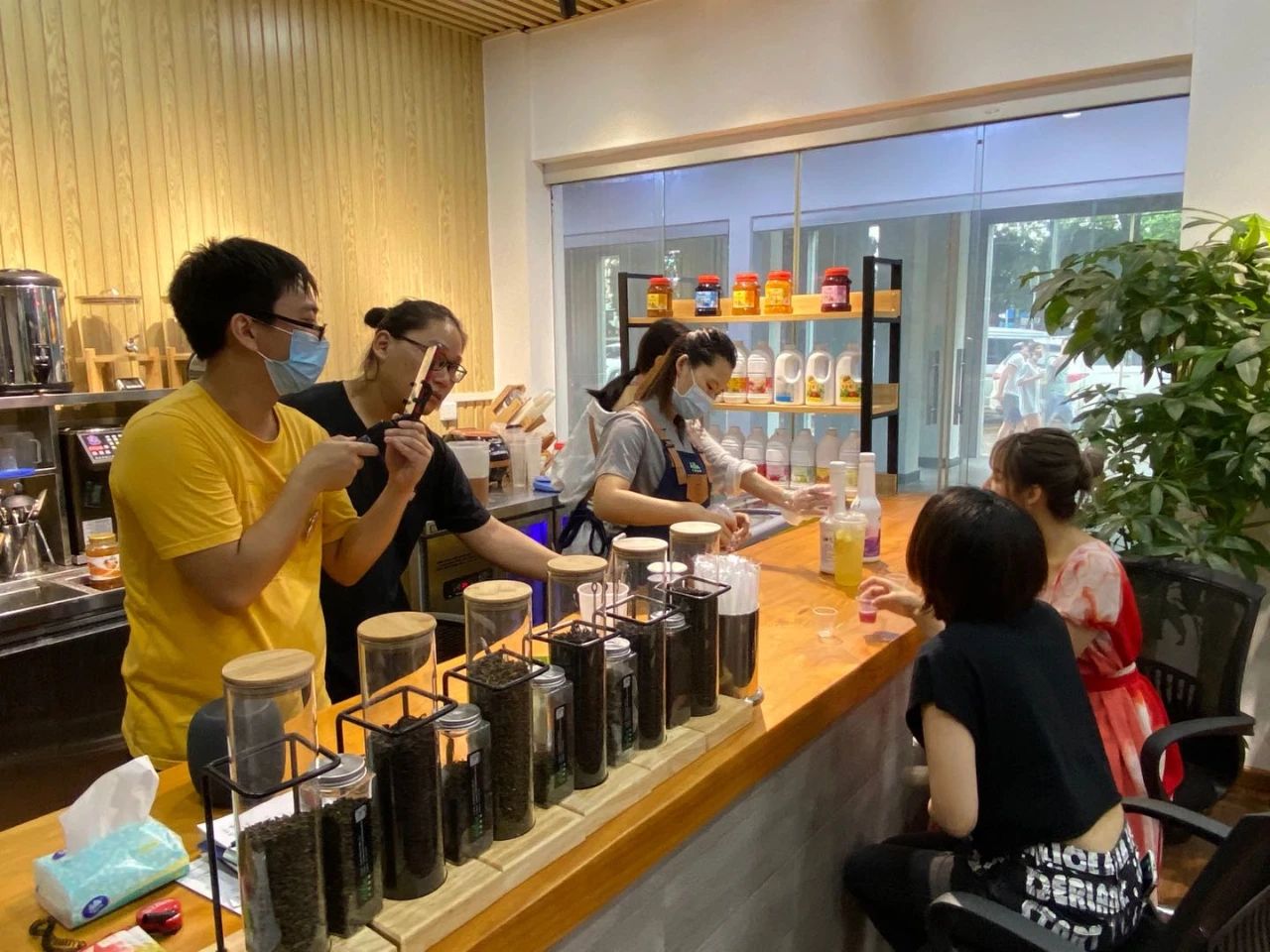 廣州直播節“在穗臺商分會場”，兩岸網紅主播齊聚松洲街金達咖啡飲品城打卡