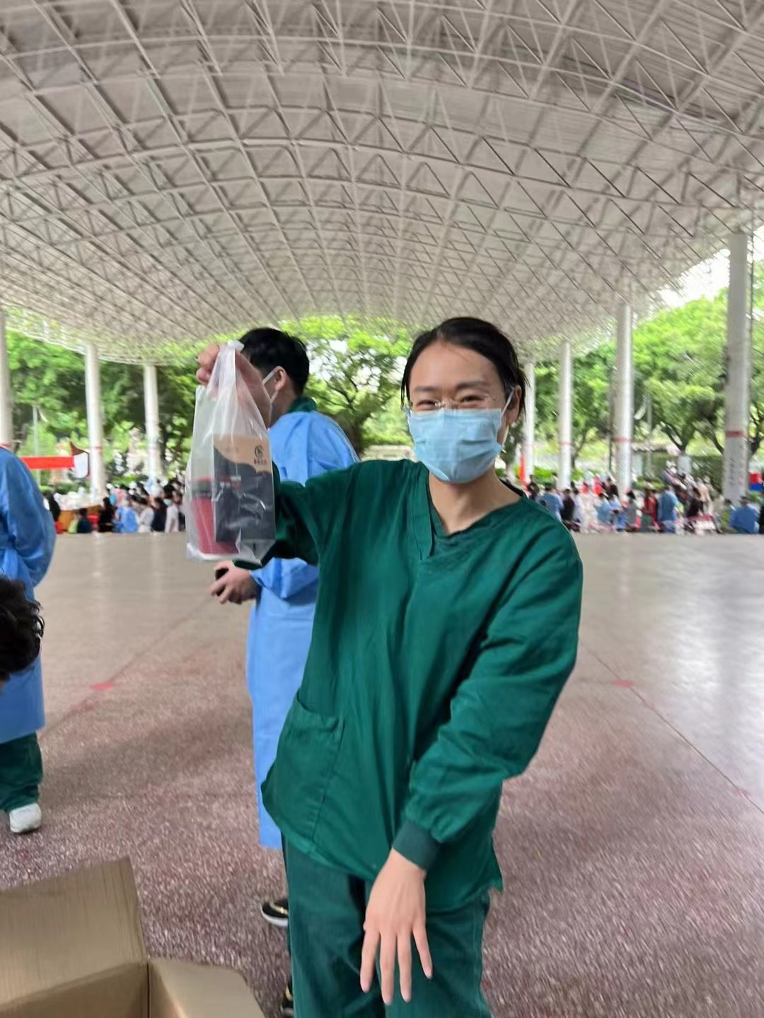 廣州白云區政府相關部門向金達咖啡飲品城及眾商家贈送“助力抗疫 愛心奉獻”的錦旗和感謝信
