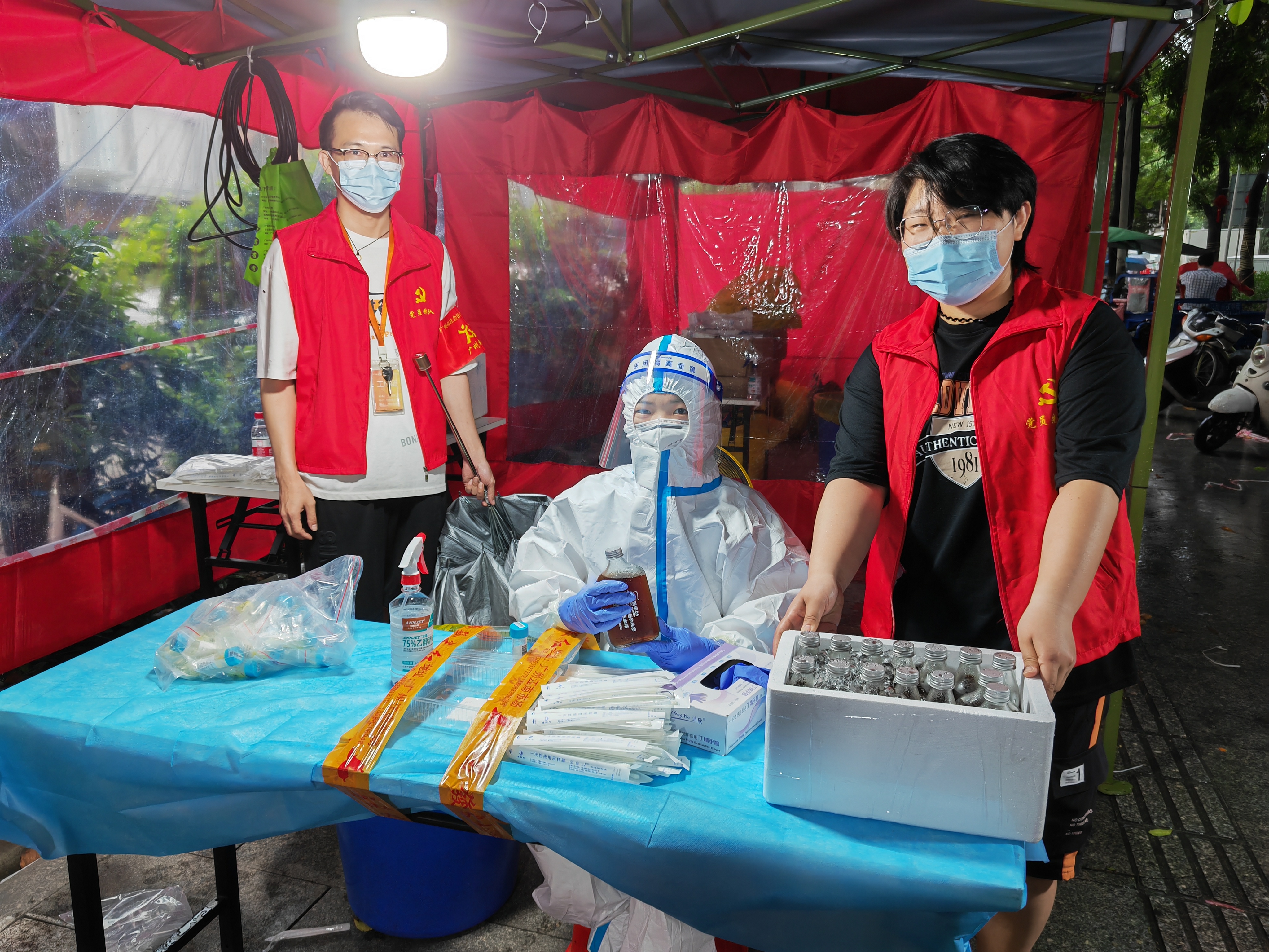 廣州白云區政府相關部門向金達咖啡飲品城及眾商家贈送“助力抗疫 愛心奉獻”的錦旗和感謝信